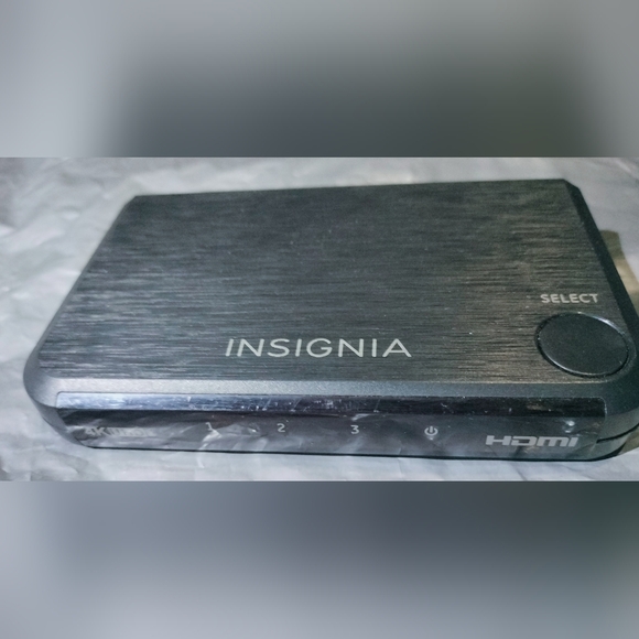 Insignia 3 Port HDMI Switch With 4K 60Hz And HDR Pass Through -Black - Picture 3 of 4